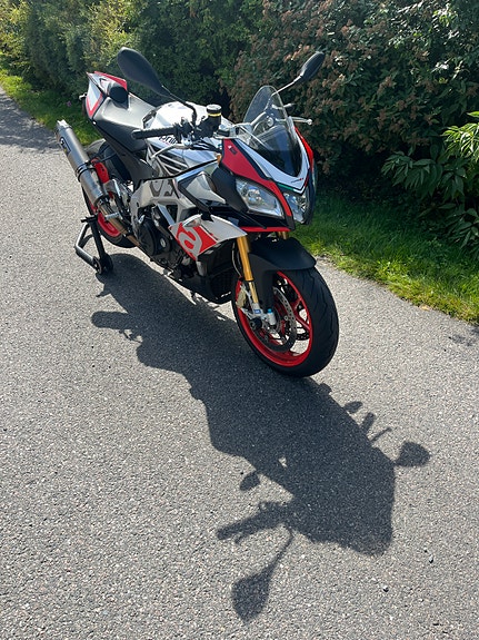 Aprilia Tuono V4 Factory 4 of 6