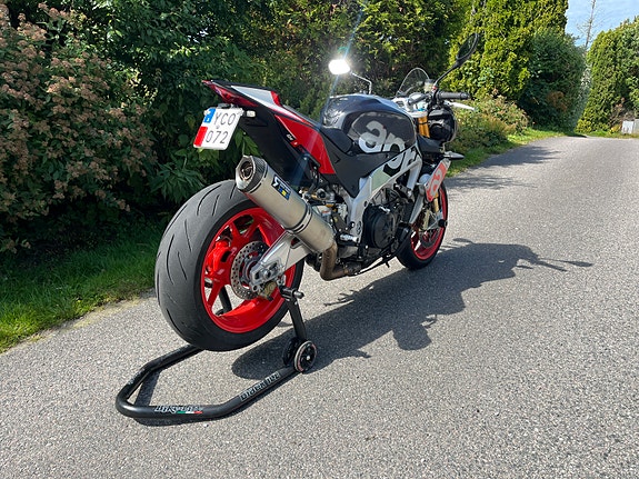 Aprilia Tuono V4 Factory 6 of 6