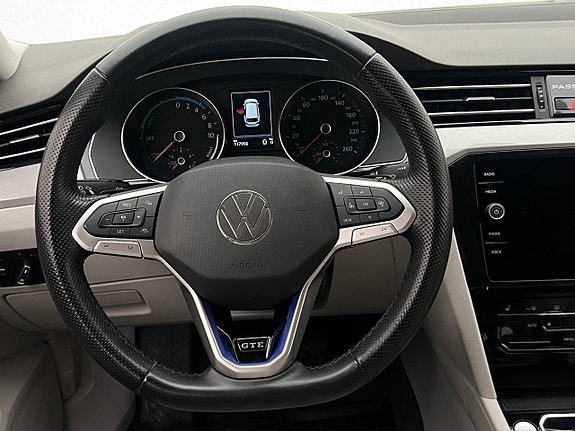 Volkswagen Passat 10 of 26