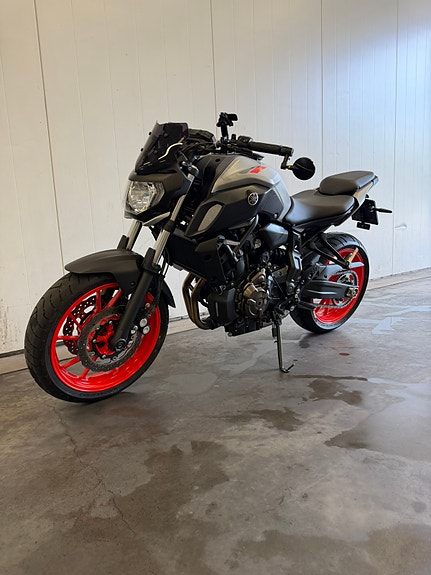 Yamaha MT-07 2 of 5