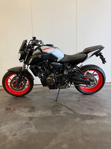 Yamaha MT-07 4 of 5