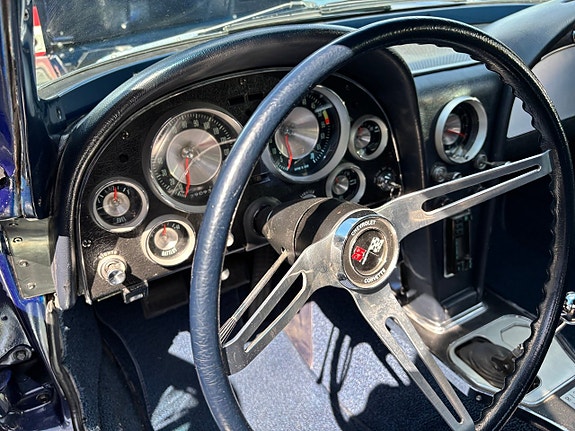 Chevrolet Corvette 9 of 15