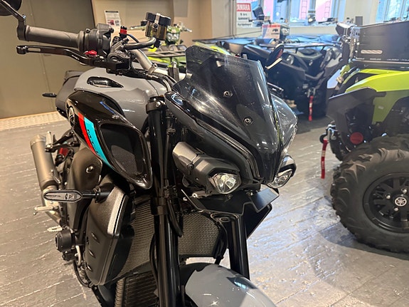 Yamaha MT-10 2 of 11