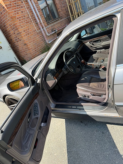 BMW 740i 4 of 7