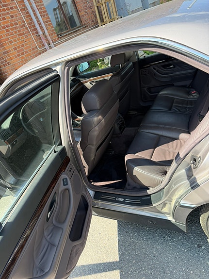 BMW 740i 5 of 7