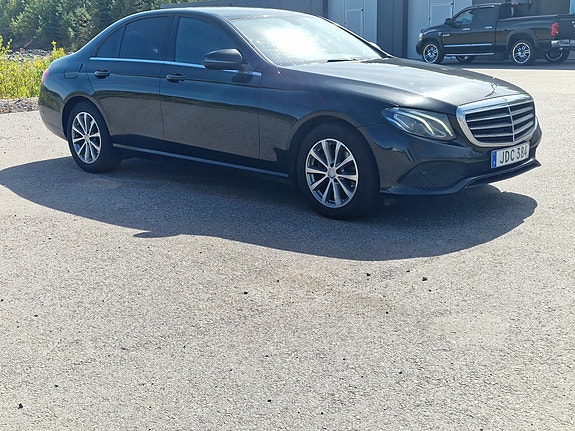 Mercedes-Benz E220 d 2 of 12