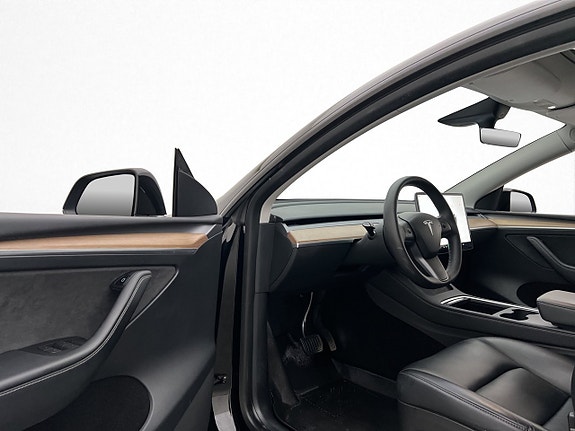 Tesla Model Y 11 of 30