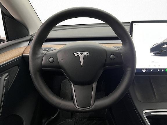 Tesla Model Y 14 of 30
