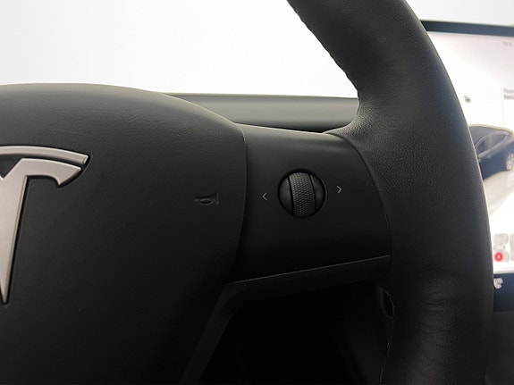 Tesla Model Y 16 of 30