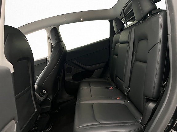 Tesla Model Y 28 of 30