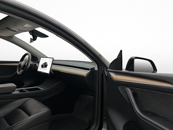 Tesla Model Y 26 of 30
