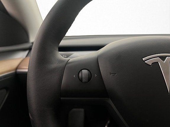 Tesla Model Y 15 of 30