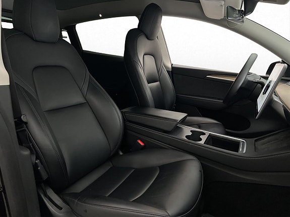 Tesla Model Y 27 of 30