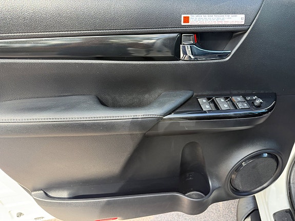 Toyota HiLux 9 of 16