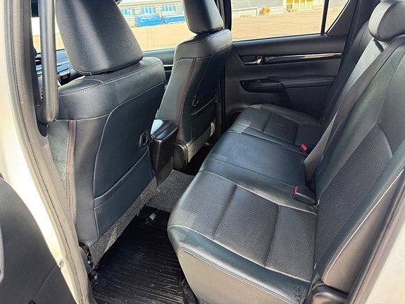 Toyota HiLux 10 of 16