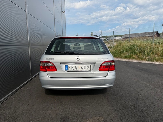Mercedes-Benz E200 10 of 18