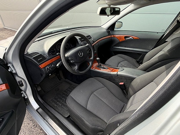 Mercedes-Benz E200 4 of 18