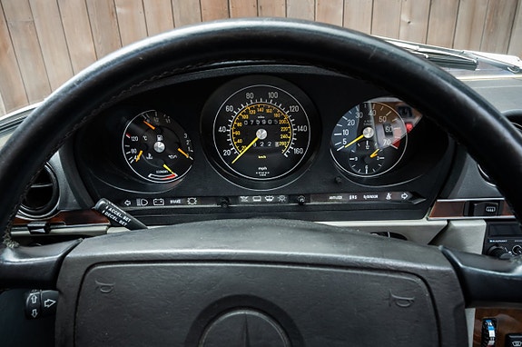 Mercedes-Benz 560 SL 26 of 30
