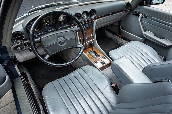 Mercedes-Benz 560 SL 24 of 30