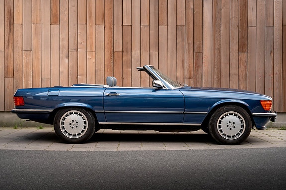Mercedes-Benz 560 SL 17 of 30