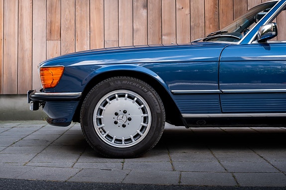 Mercedes-Benz 560 SL 6 of 30