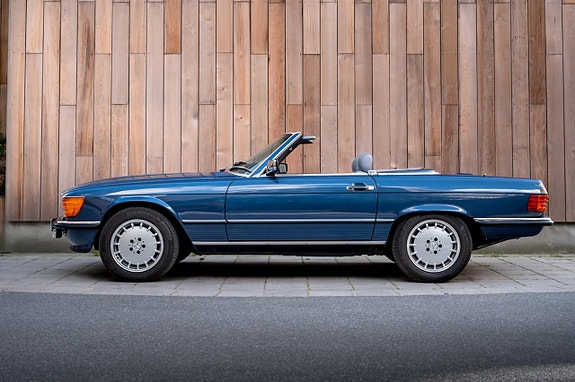 Mercedes-Benz 560 SL 7 of 30