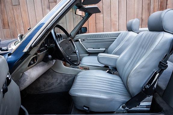 Mercedes-Benz 560 SL 22 of 30