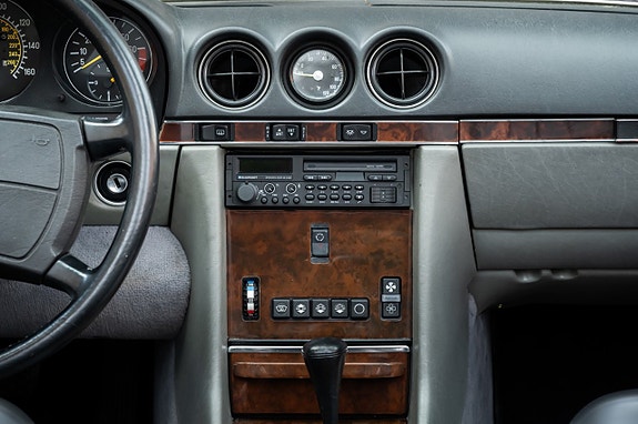 Mercedes-Benz 560 SL 27 of 30