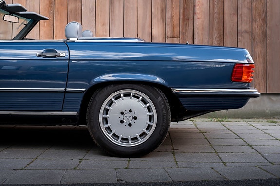 Mercedes-Benz 560 SL 8 of 30