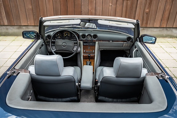 Mercedes-Benz 560 SL 23 of 30
