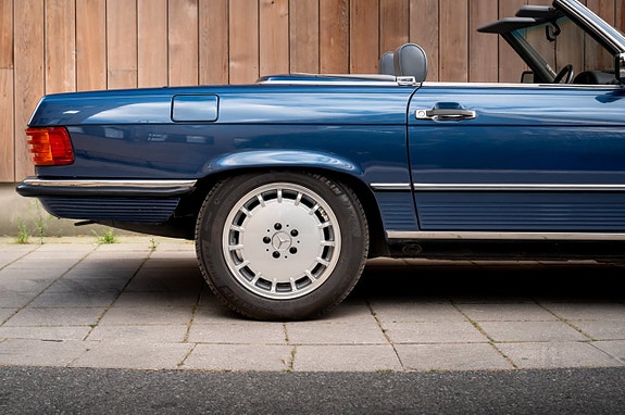 Mercedes-Benz 560 SL 16 of 30