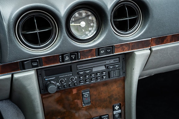 Mercedes-Benz 560 SL 28 of 30