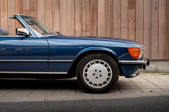 Mercedes-Benz 560 SL 18 of 30
