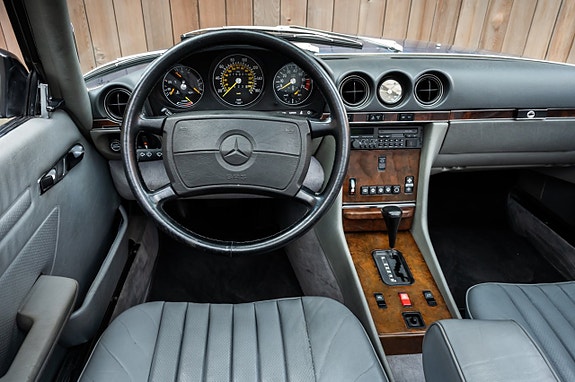 Mercedes-Benz 560 SL 25 of 30