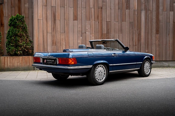 Mercedes-Benz 560 SL 15 of 30