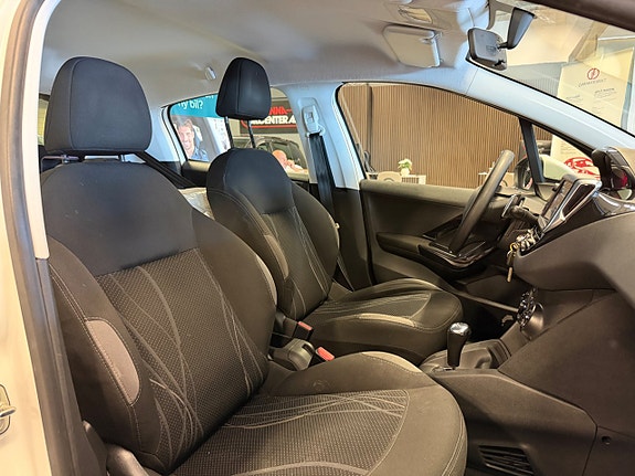 Peugeot 208 19 of 21