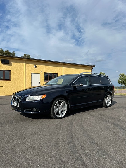 Volvo V70 2 of 18