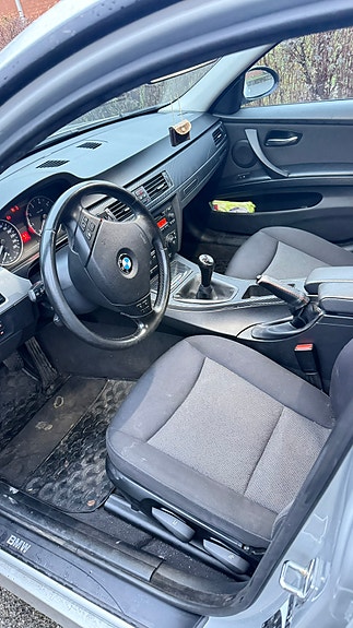 BMW 320i 3 of 6