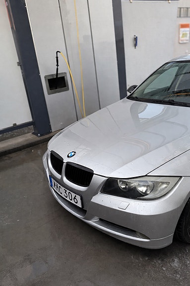 BMW 320i 2 of 6