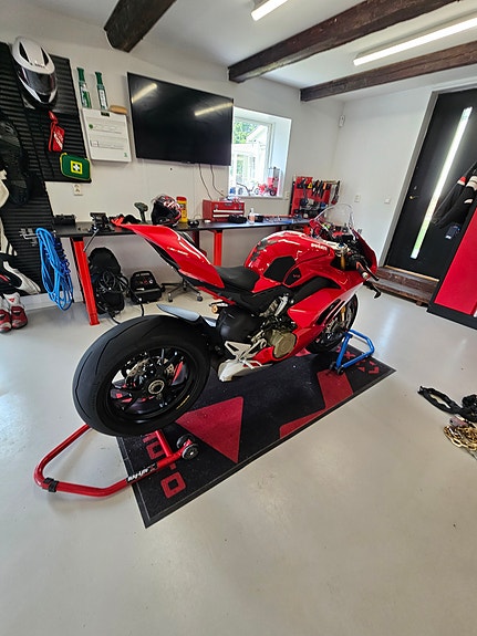 Ducati Panigale V4 S 3 of 10