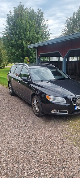 Volvo V70 2 of 6