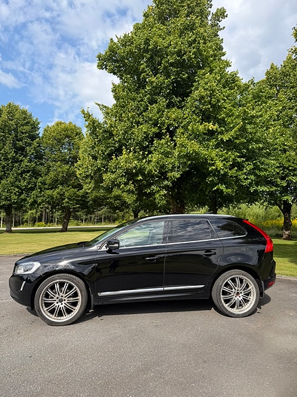 Volvo XC60 2 of 4