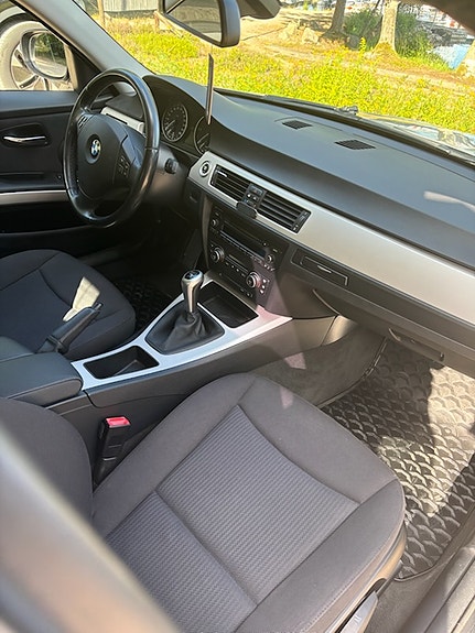 BMW 320d 4 of 5