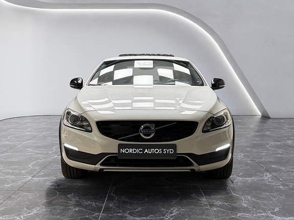 Volvo S60 Cross Country 9 of 24