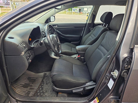 Toyota Avensis 8 of 13