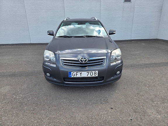 Toyota Avensis 2 of 13