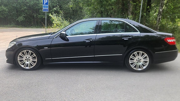 Mercedes-Benz E220 2 of 13