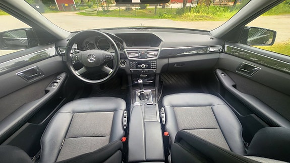Mercedes-Benz E220 9 of 13