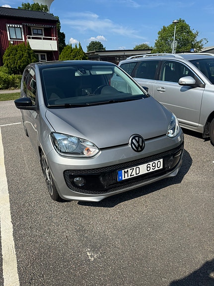Volkswagen UP! 2 of 5