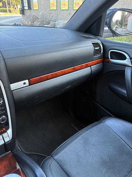 Porsche Cayenne 8 of 12